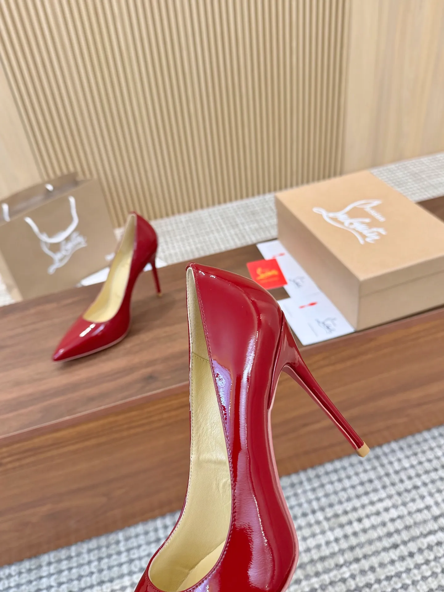 💕💕Factory direct selling price p440💕💕 Genuine leather sole +40 shipped all year round💝Christian Louboutin CL👠 "Imported cow patent leather💎Side hollow series" noble and luxurious, real blingbling👟👟 real materials, all customized by the pattern maker, and the materials are made of original customized materials to achieve the taste of the original 5 color options💍 Upper: Imported 👉cow patent leather💪 Lining: Sheepskin foot pad/lining Size: 34-40.41.42 Heel height: two options: 10.5cm and 8.5cm